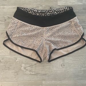 Lululemon Speed Up 2.5" Inseam Size 4 Blk/tan